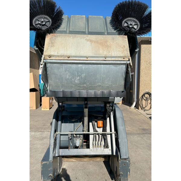 Nilfisk SR1601 Diesel rider sweeper No.854 - Image 6