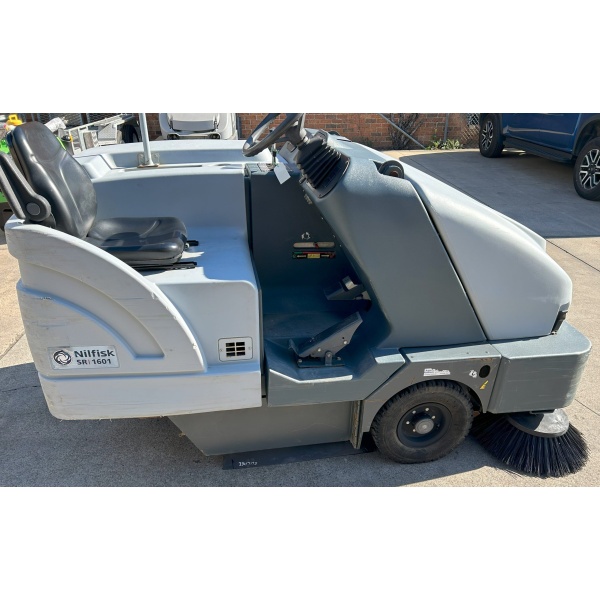 Nilfisk SR1601 Diesel rider sweeper No.854 - Image 2