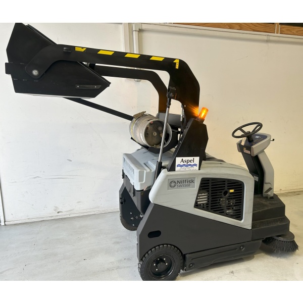Nilfisk SW5500 rider high-dump LPG sweeper No.856 - Image 5