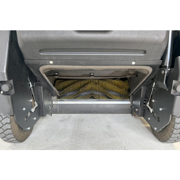Nilfisk SW5500 rider high-dump LPG sweeper No.856 - Image 6